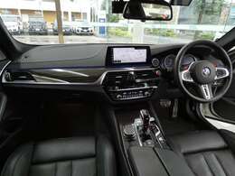 M5ならではのカーボンルーフがお洒落かつ迫力のあるエクステリアを演出！！　使用感はとても少なく室内は清潔感溢れるブラックレザーシートに快適な全席シートヒーターや前席ベンチレーター