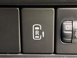 【パワースライドドア】スマートキーや運転席のスイッチでスライドドアの開閉が可能♪電動だから力を入れてドアを開ける必要が無く、小さいお子様でも、重い荷物を持っている時もラクに開け閉めできます♪