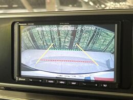 【バックカメラ】駐車時に後方がリアルタイム映像で確認できます。大型商業施設や立体駐車場での駐車時や、夜間のバック時に大活躍！運転スキルに関わらず、今や必須となった装備のひとつです！