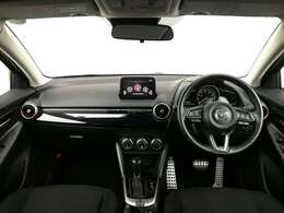 コックピットにある操作機器、情報などすべての要素をドライバー中心に左右対称に配置し、同時にそれらがドライバーに正対する造形とすることで、人とクルマの一体感を感じさせます。