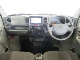 ベージュとグレーを基調としたデザインの運転席です。全体的に大きなキズ無く綺麗です。