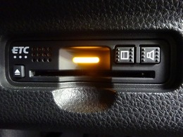 デザインスッキリのビルトイン『ETC』！高速道路の特典はもちろん、キャッシュレスなので料金所では徐行するだけで通過可能です！