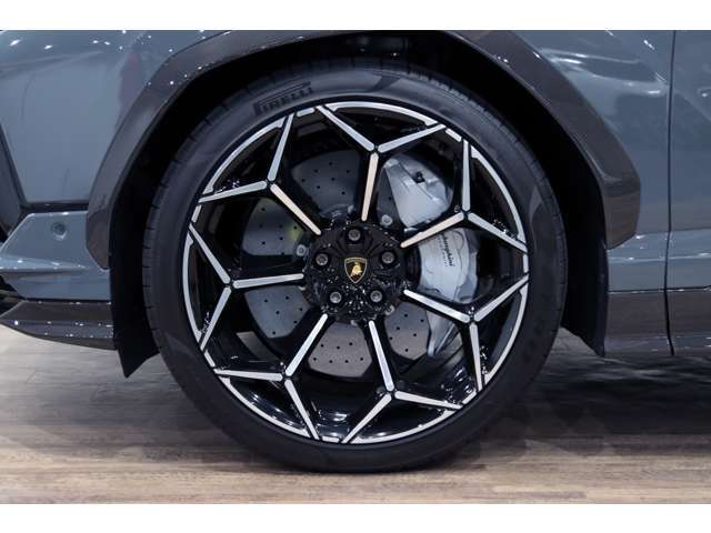 純正オプションの23インチ・ペロペ・ダイヤモンド・フィニッシュ・シャイニーブラック・ホイール(￥749,573)装備！！