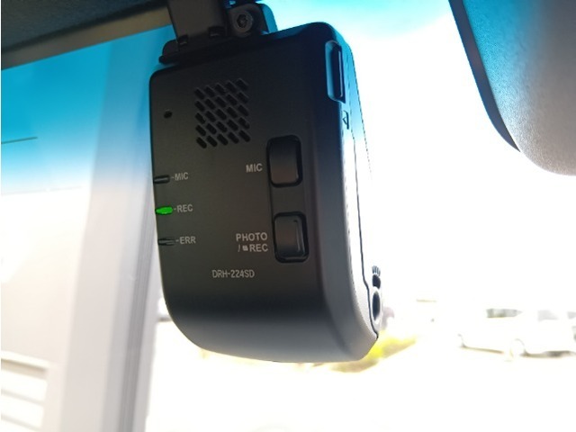 純正の前用のドライブレコーダーが装備されています。