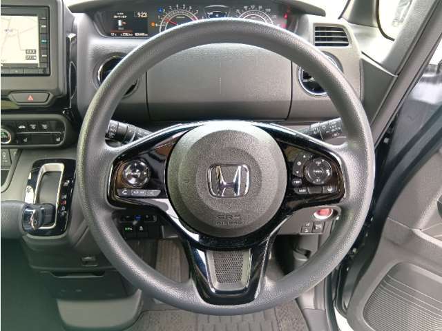 ステアリングリモコンが装備されています。