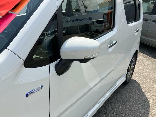 運転席ドアにあるスイッチでドアミラーの操作調整が可能な電動格納式リモコンドアミラー