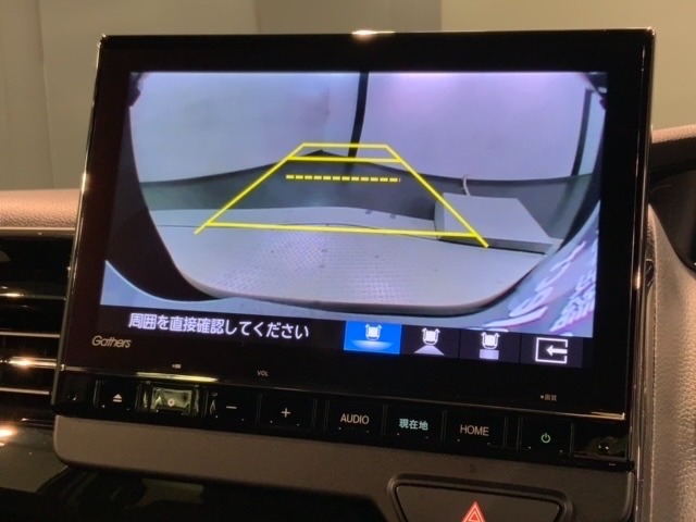 リバースギアに入れるだけで後方の表示へ切り替わります。夜間や雨の日の駐車も楽になりますよ。