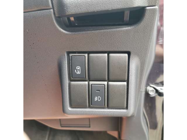 片側電動スライドドア♪駐車場で隣の車との間隔が狭く乗りにくい時、スライドドアなら安心です♪