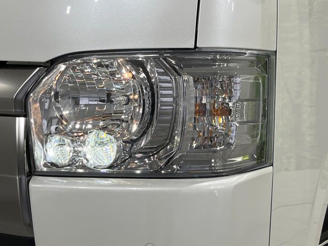 【LEDヘッドライト】悪天候や夜間走行時も良好な視界を確保し安心して運転できる高輝度LEDヘッドライトを装備！点灯速度が早く、消費電力も抑えられています。