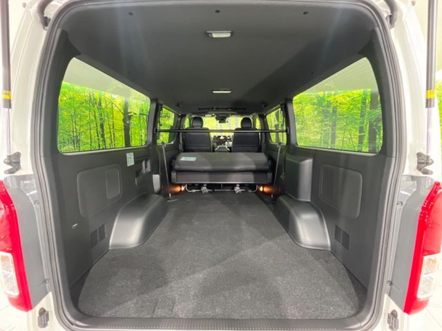 積み下ろしのしやすいデッキにはたっぷりと荷物を積み込んでいただけます。遊びから仕事まで、様々なシーンで頼れます♪