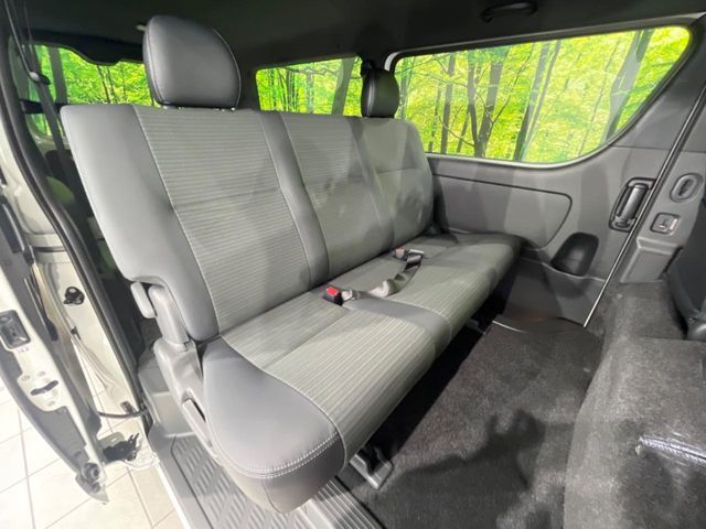 後部座席も気になるようなキズ・汚れやへたり等、大きなダメージはなく、良好な状態です。