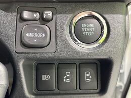 【両側パワースライドドア】スマートキーや運転席のスイッチで後席両側スライドドアの開閉が可能♪電動だから力を入れてドアを開ける必要が無く、小さなお子様でも簡単に開け閉めでき快適です♪