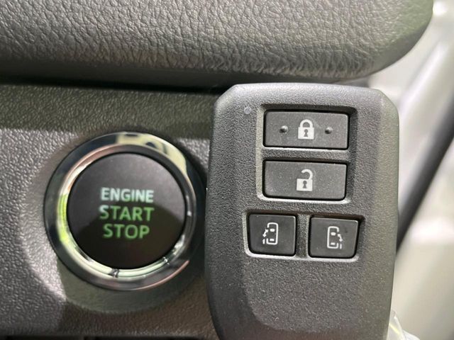 【スマートキー】カバンやポケットに入れたままでもドアの施錠・解錠が可能なスマートキーを装備。エンジンのオン・オフ時もカギを取り出す必要が無いからとっても便利です♪