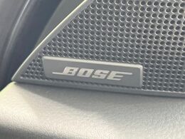 【BOSEサウンドシステム】メーカーオプションの高品位サウンドシステムを搭載。専用のチューニングが施された大小様々なスピーカーから良質なサウンドが奏でられ、臨場感あふれる音響空間を演出します。