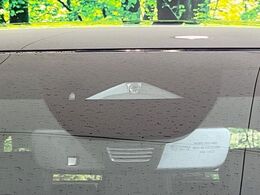 【スマートブレーキサポート】走行中に前方の車両等を認識し、衝突しそうな時は警報とブレーキで衝突回避と被害軽減をアシスト。より安全にドライブをお楽しみいただけます。