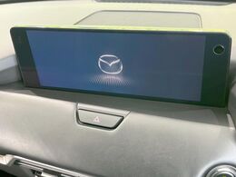 【12.3インチマツダコネクト】車内の雰囲気にマッチした大型ディスプレイ。スマホ接続でのナビ使用やBluetooth再生等、様々な機能が楽しめます。直感的なダイヤル操作が可能で、使い勝手も良好です。