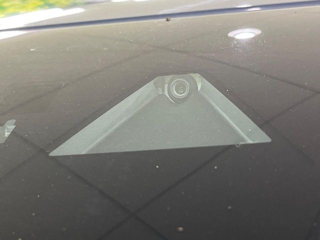 【i-ACTIVESENSE】走行中に前方の車両等を認識し、衝突しそうな時は警報とブレーキで衝突回避と被害軽減をアシスト。より安全にドライブをお楽しみいただけます。