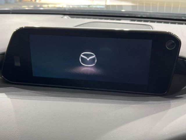 【マツダコネクトナビ】車内の雰囲気にマッチした一体型タイプのナビ。各種車輌設定やBluetooth再生等、様々な機能が楽しめます。直感的なダイヤル操作が可能で、使い勝手も良好です。