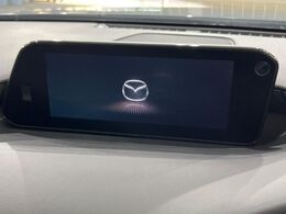 【マツダコネクトナビ】車内の雰囲気にマッチした一体型タイプのナビ。各種車輌設定やBluetooth再生等、様々な機能が楽しめます。直感的なダイヤル操作が可能で、使い勝手も良好です。