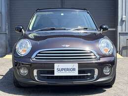 特別仕様限定車の専用色である「アイスドチョコレート」のBODYカラーは、大変希少です。一見、黒ですが光の当たり具合でブラウンに表情を変えるの特徴です。