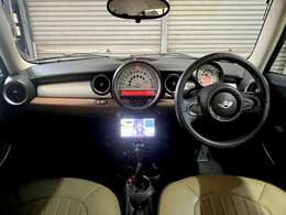 BMW　MINIのアイデンティティとも言える大きいセンターメーターがひと際目を引くインパネ周りです。