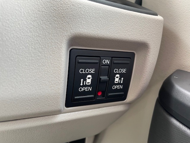 運転席から両側のスライドドアを開けられます！