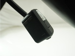 ◆ドライブレコーダー◆映像・音声などを記録する自動車用の装置です。　もしもの事故の際の記録はもちろん、旅行の際の思い出としてドライブの映像を楽しむことができます。