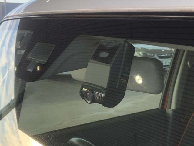 交通トラブル防止の【ドライブレコーダー】も装備済！！最近はナビやETCと並んで必須アイテムになりましたね◎