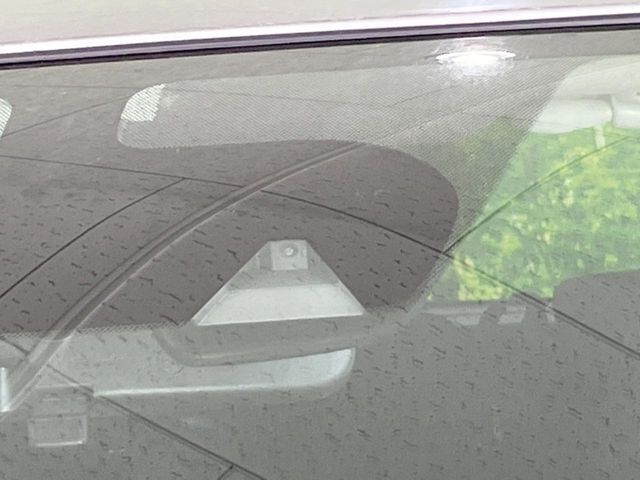 【エマージェンシーブレーキ】走行中に前方の車両等を認識し、衝突しそうな時は警報とブレーキで衝突回避と被害軽減をアシスト。より安全にドライブをお楽しみいただけます。