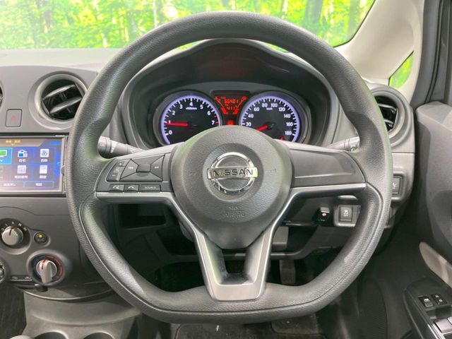 インテリアに合わせたデザインのステアリングは、運転される方のことも考え、運転しやすい形状、大きさです。是非一度、実際に触ってお確かめください。
