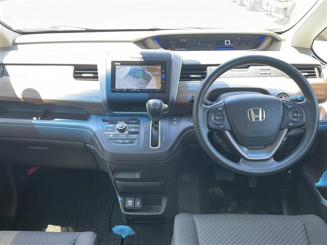 インパネ周りの画像です。店舗にて現車の確認もいただけますので、お電話で在庫のご確認の上是非ご来店くださいませ！！！ワクワクするクルマ選びをご提案します！