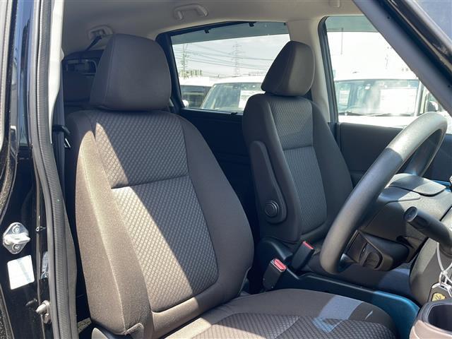 運転席の画像です。店舗にて現車の確認もいただけますので、お電話で在庫のご確認の上是非ご来店くださいませ！！！