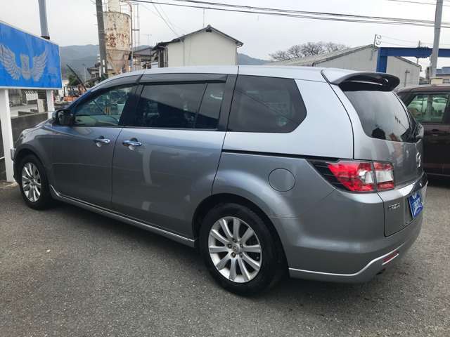 外装も毎日磨いております。中古車だから傷はあるもの。でもキレイなほうがいい。納車の際に「中古車じゃないみたい」って言ってくださるお客様の顔が好きなんです。