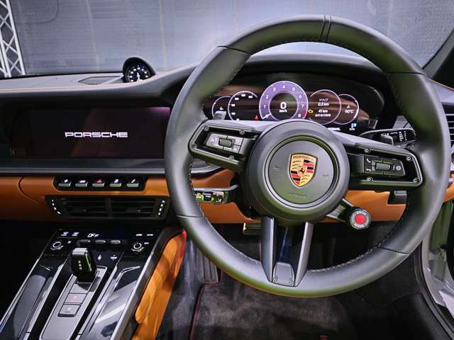 スポーツデザインステアリング　　10.9インチタッチスクリーンディスプレイ