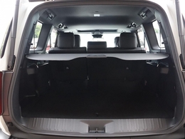 3列目シート格納時、広々とした荷室をお使いいただけます！さらにラゲッジトノカバーも装備済み！