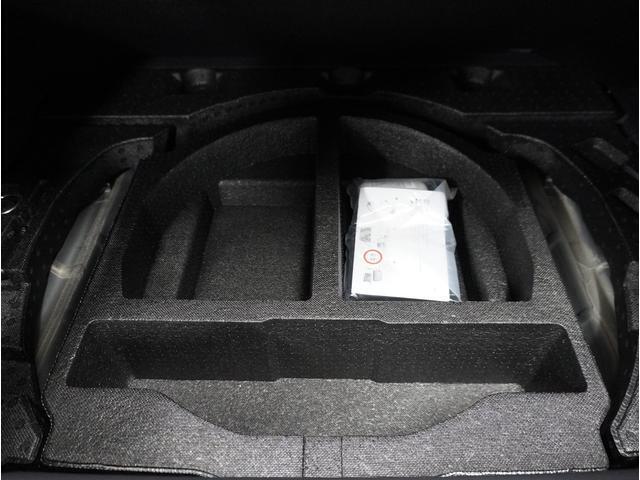 トランクルーム最下部にテンパータイヤが収納されています。