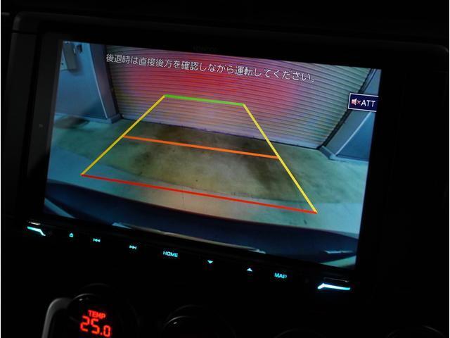 バックカメラの映像です。シフトレバーを「R」に入れると自動的にナビの画面が切り替わります。人や障害物なども確認でき、まっすぐ止めるためのガイドラインも表示されるので安心して車庫入れができます。
