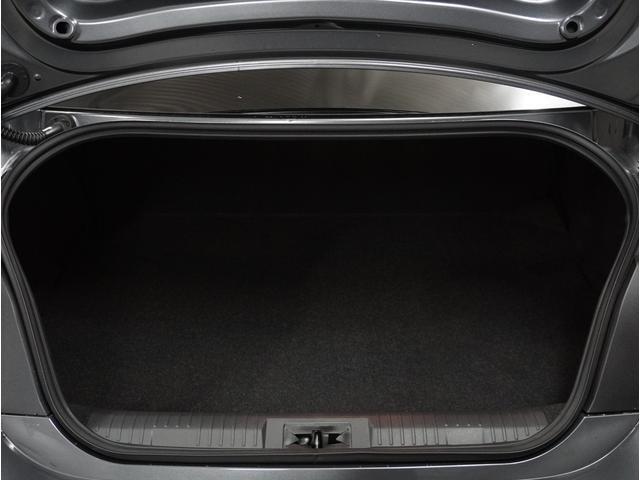開口部が四角くなっていて、ゴルフバックなど大きい荷物の積み下ろしもラクラクできます。