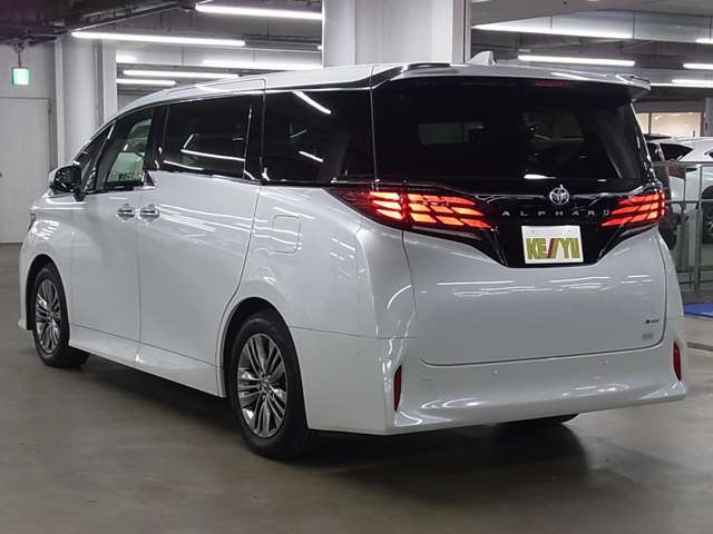 雨が降ってもゆったりと車選びができる全天候型立体展示場！エスカレーター完備！