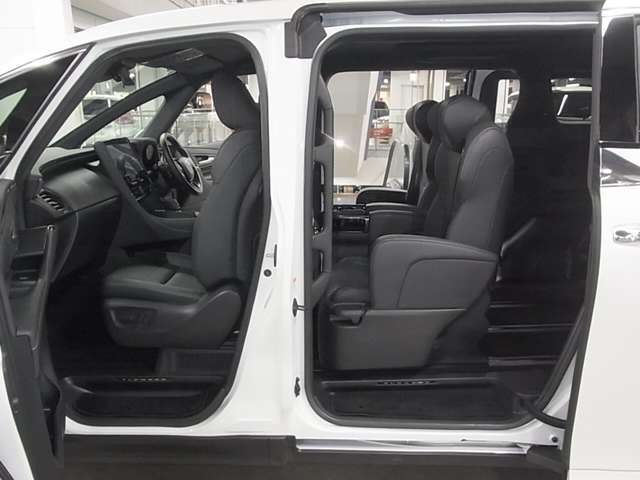 当社販売担当者、仕入担当者、リフトに持ち上げ車検検査員による下廻りチェックをクリアした高品質車を展示しております。