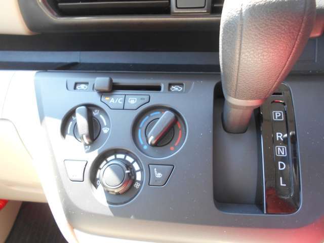 シンプルなエアコンパネルですよ＾＾