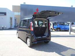 テールゲートもここまで開くので荷物の出し入れがしやすいですよ＾＾