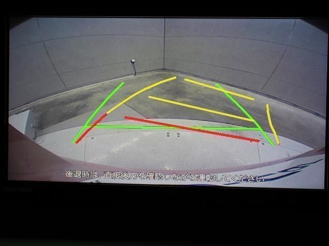 目視では確認しづらい車両後方を表示するカラーバックモニターが装備されています。スムーズな車庫入れや縦列駐車をサポートします。