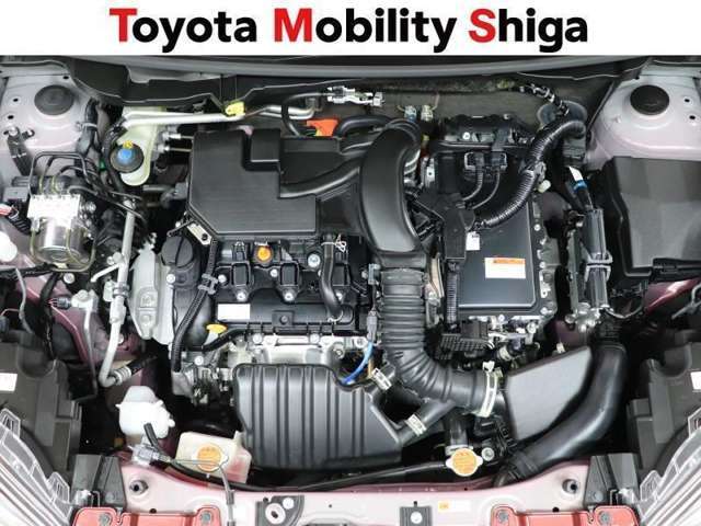 エンジンル-ムも綺麗に洗浄しております。ご納車時にはハイブリッドに精通したメカニックがしっかり整備を行なった上でご納車致します。