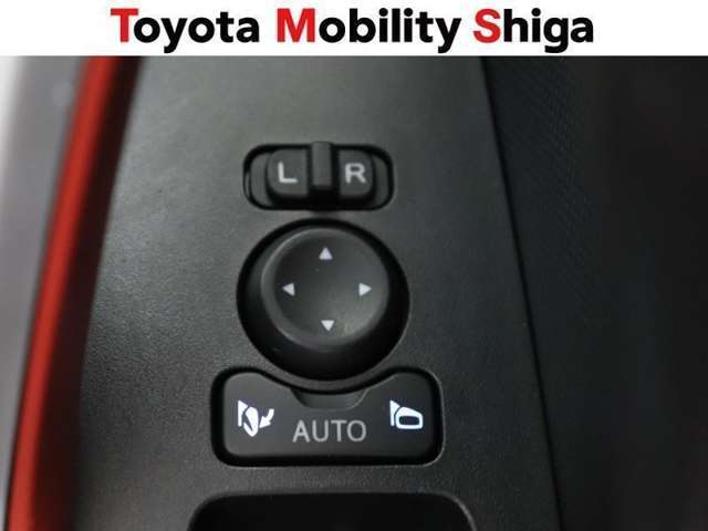 ドアの施錠・解錠と連動してドアミラーが開閉します。鍵の閉め忘れの確認にとても便利です♪