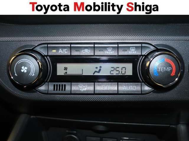 お好み温度に設定すると自動で調整してくれるオ-トエアコン装着車です。