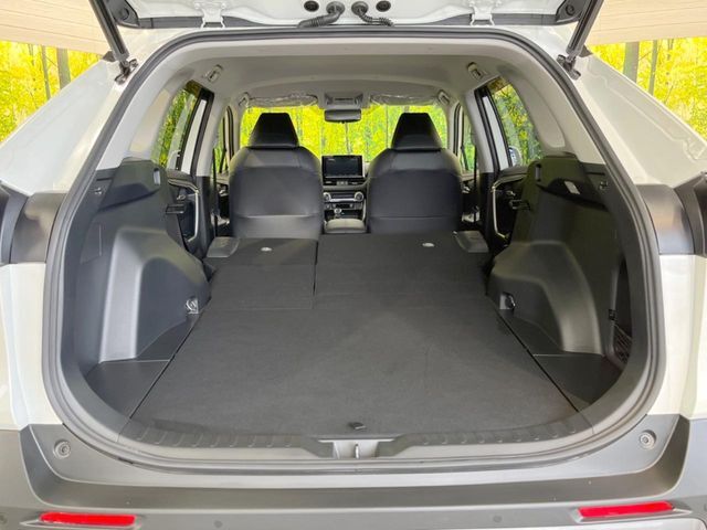 普段のお買い物や通勤、送迎等に十分な荷室スペースを確保しております。セカンドシートを倒すと、大きな荷物の積載も可能です♪