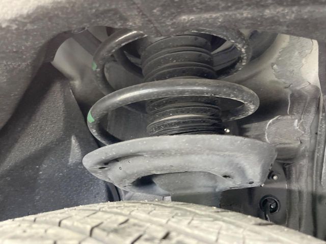 お車を安心してお乗りいただく為には、足回りの定期点検が欠かせません。サービスサポート（有償保証）では無料点検もご提供しており、安心のカーライフをお過ごしいただけるサポート体制が整っています。