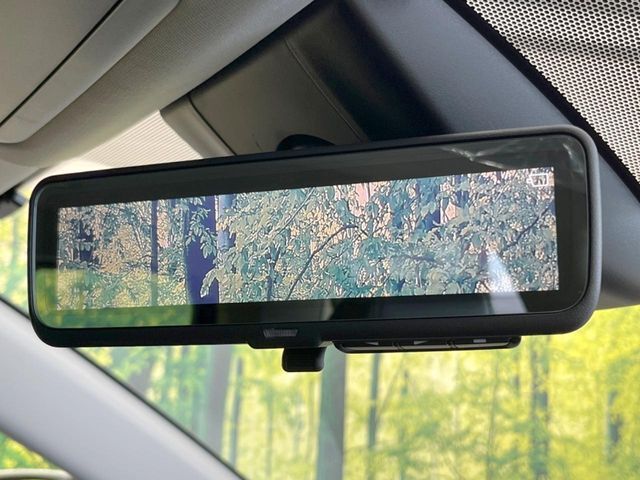 【デジタルインナーミラー】後席の大きな荷物や同乗者で後方が確認しづらい時でも安心！カメラが撮影した車両後方の映像をルームミラー内に表示。クリアな視界で状況の確認が可能です！