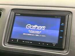 【純正ナビ】人気の純正ナビを装備しております。ナビの使いやすさはもちろん、オーディオ機能も充実！キャンプや旅行はもちろん、通勤や買い物など普段のドライブも楽しくなるはず♪